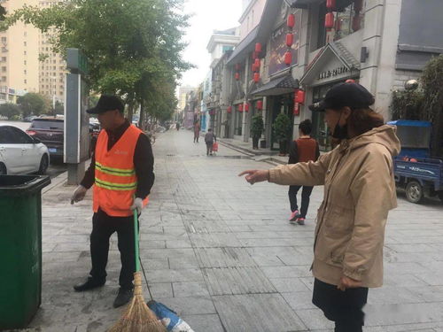 勤劳的双手清扫出整洁的街道 高尚的品德再塑环卫工的情怀